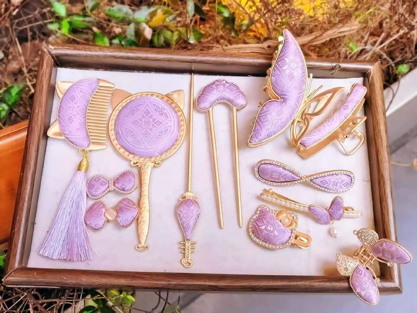 Violet Comb & Mirror Set — Supplier photograph