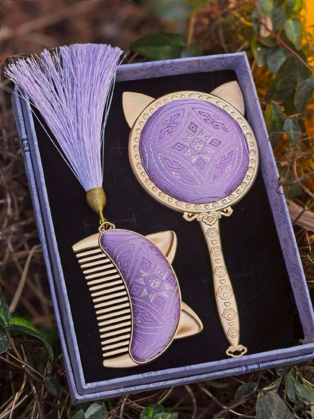 Violet Comb & Mirror Set — Supplier photograph