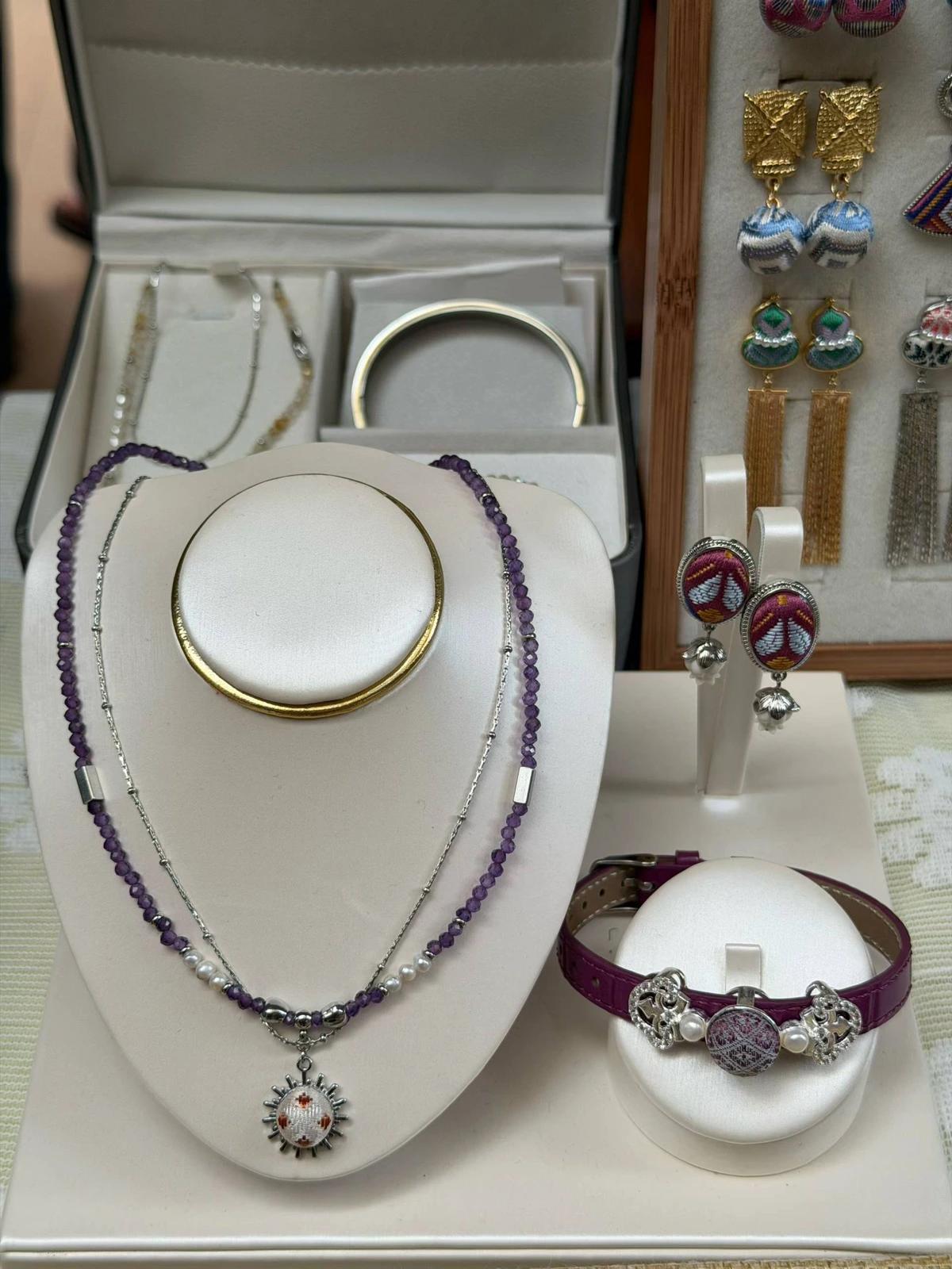 Jade-Tone Jewellery Gift Set — Supplier photograph
